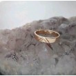 Ring ~ Gouden 14 karaats Gladde klassieke Ring met een subtiele Motief Design